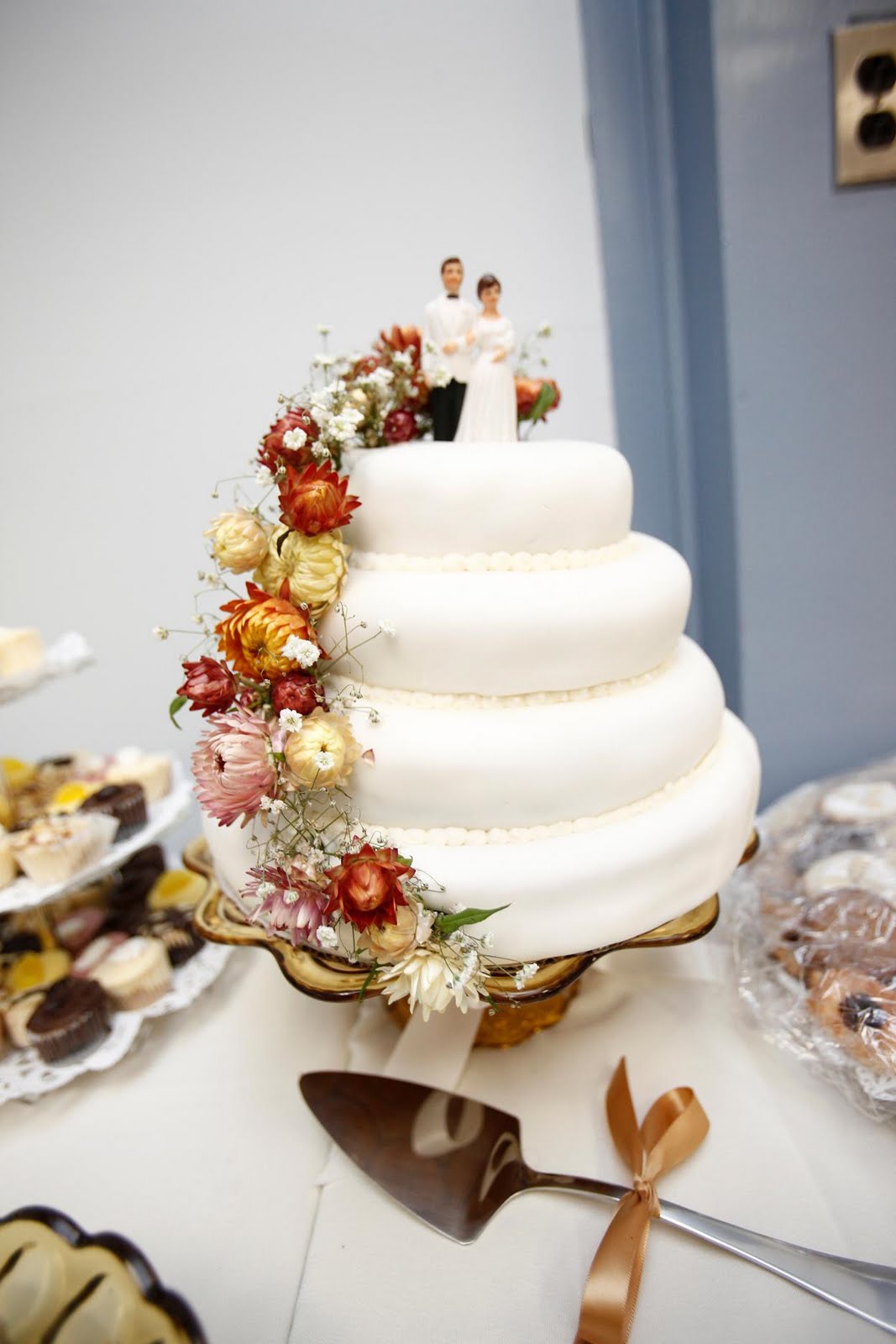 photos of 50th wedding anniversary cakes and tables