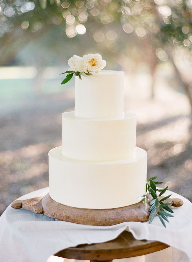 wedding cake outside