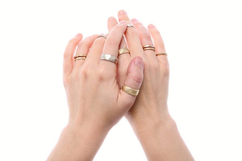 Rings hands