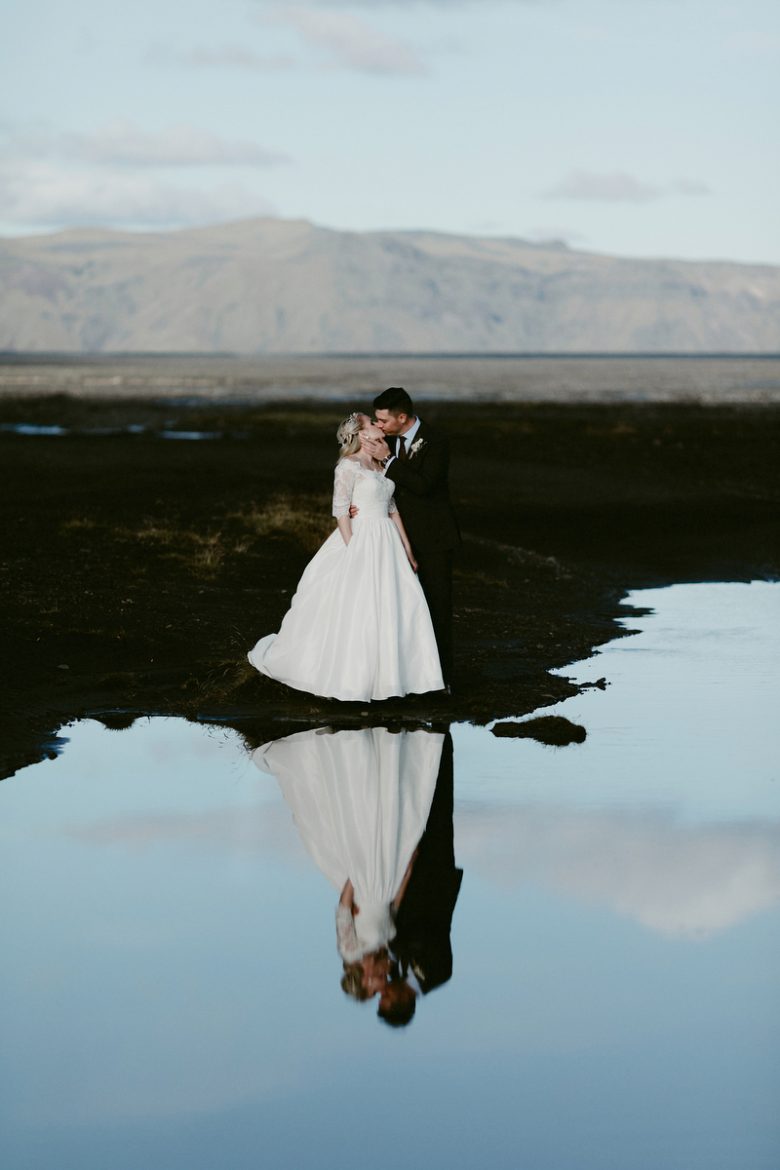 Bride and groom kissing in Fjaðrárgljúfur