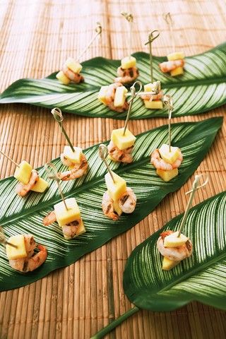 Canapes on banana leaves as an idea for bridal shower decorations