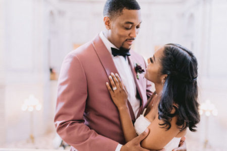 A wedding couple embracing one another in an Apollo Fotografie image