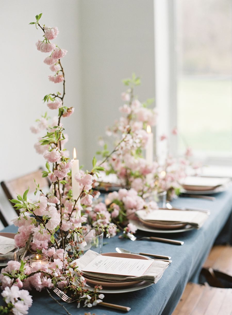 Centerpieces made up of branches with blooming flowers