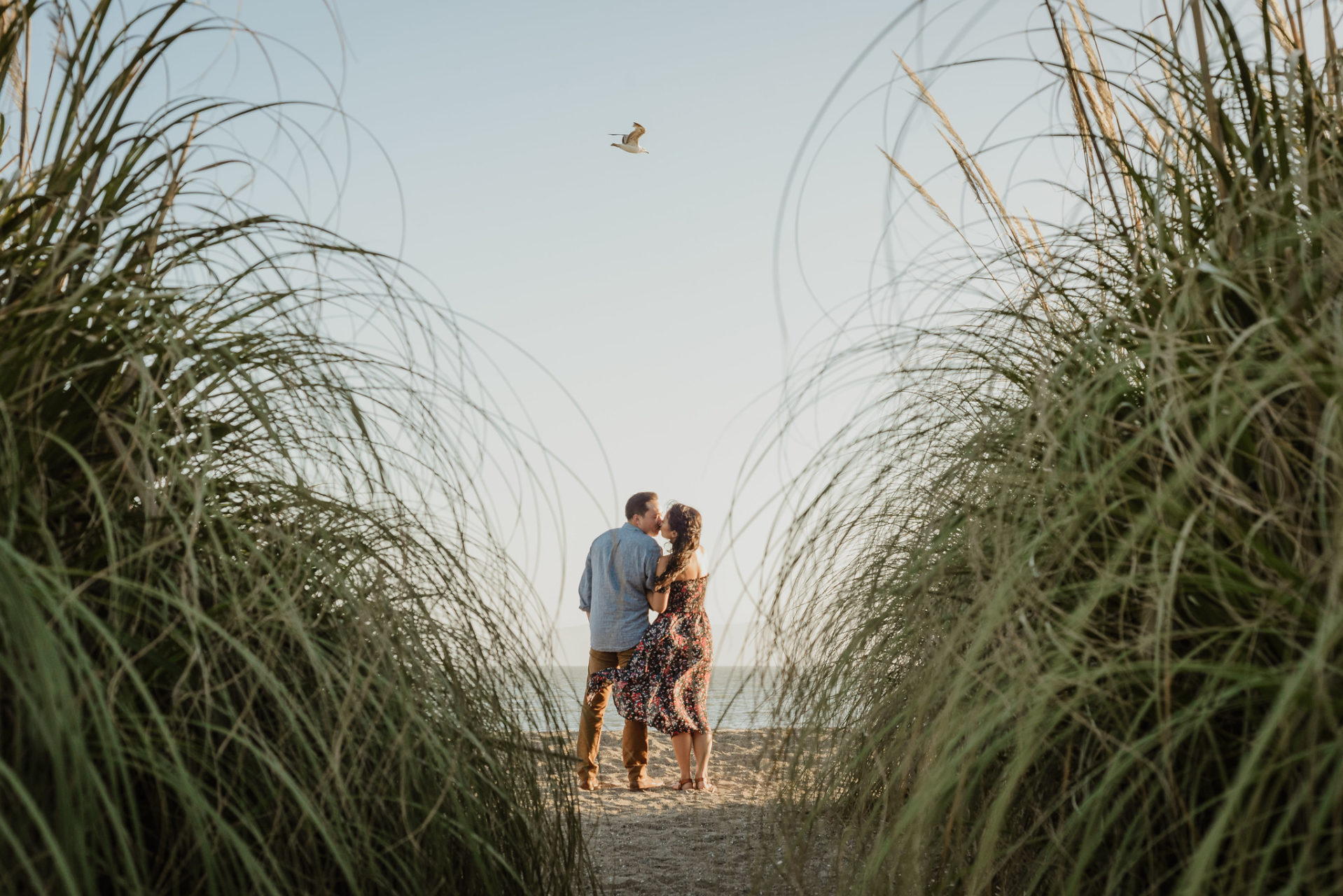 couple kissing on the beach : proposal ideas