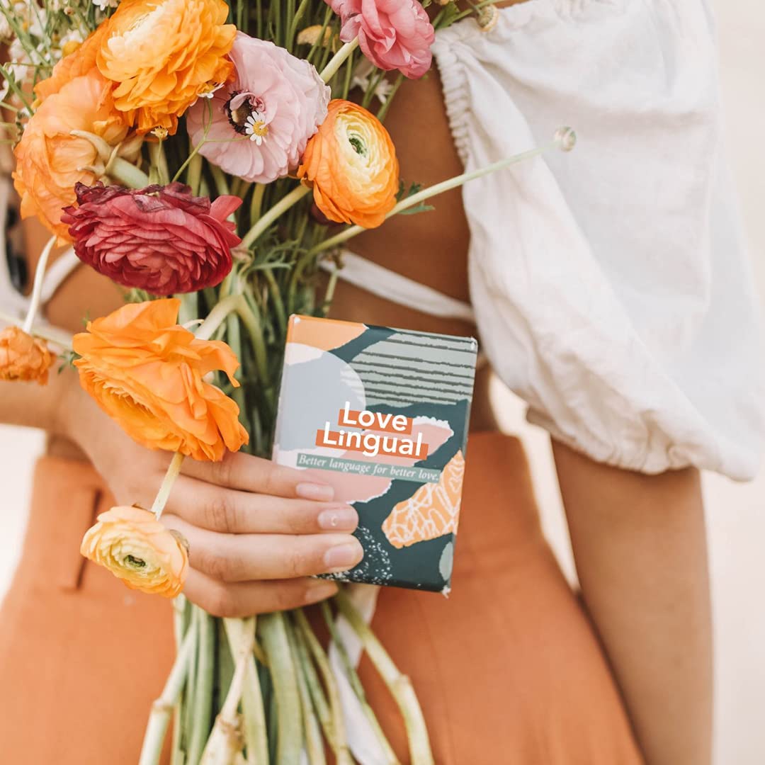Femme tenant des fleurs et un jeu de cartes appelé "amour lingual"