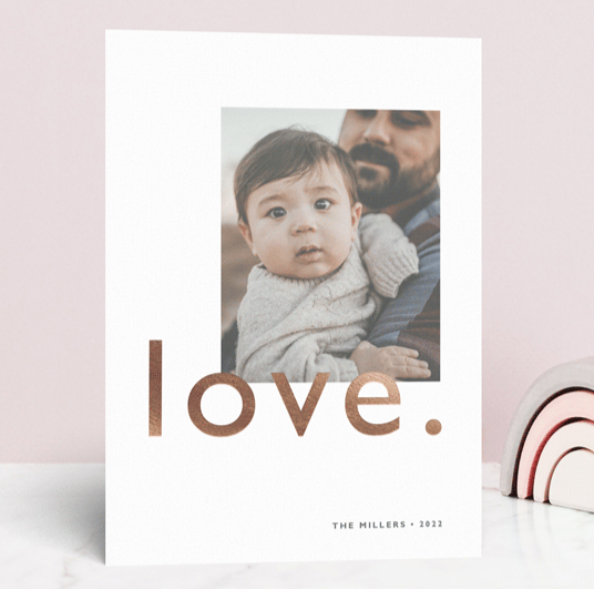 Carte de Saint Valentin simple avec photo d'un bébé et le mot "aimer" en feuille d'or